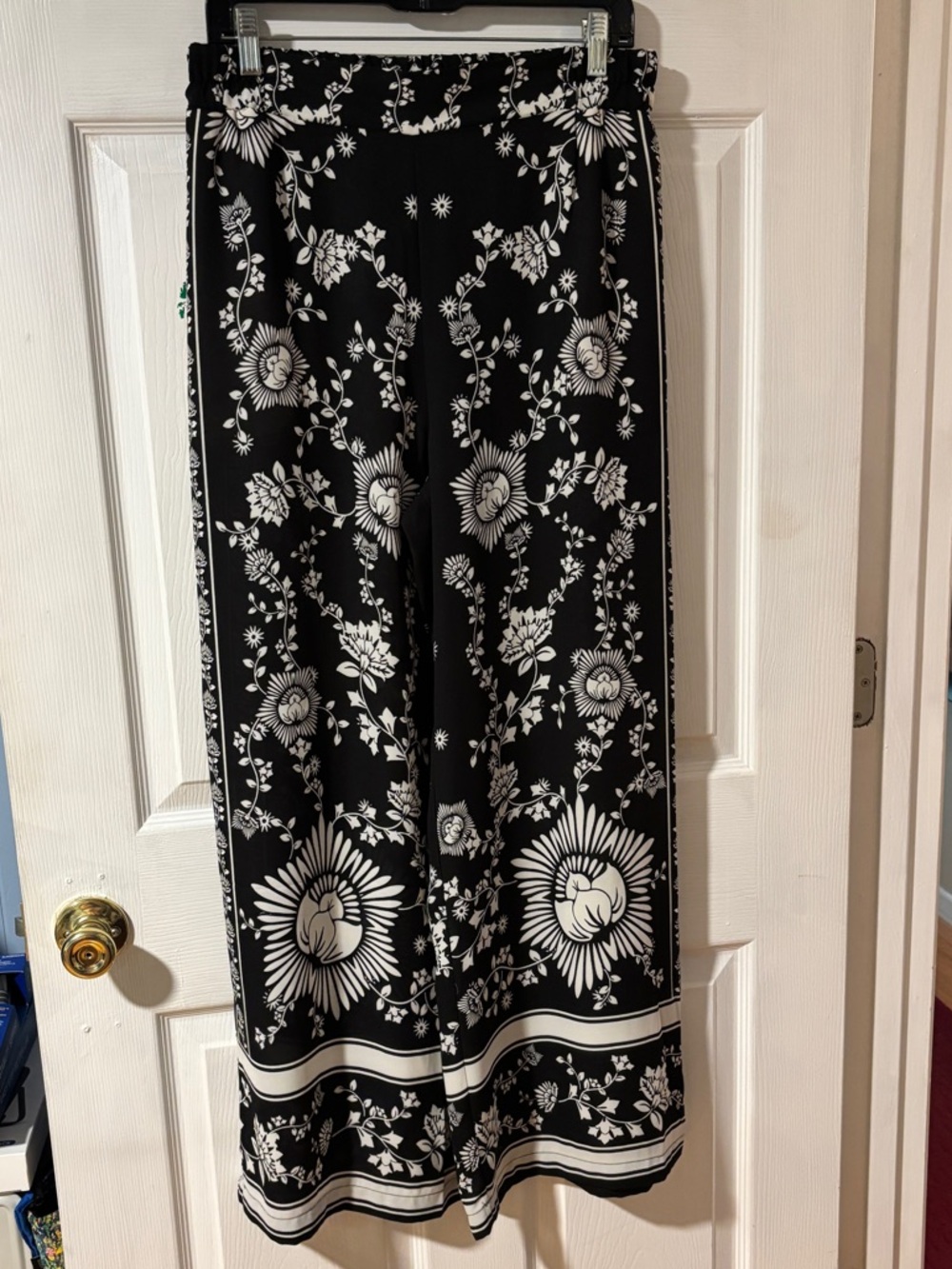 Rose & Olive Black and White Floral Print Wide Leg Flowy Pants M